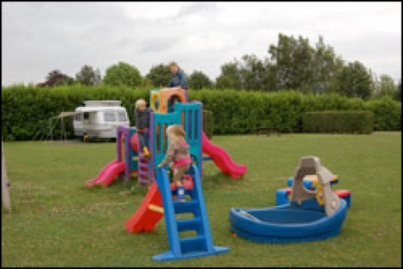 Natuurcamping Brabant, speeltuin op kampeerveld